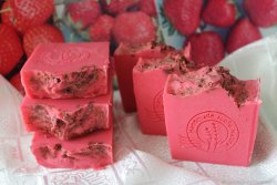 Клубничное мыло с нуля с микой