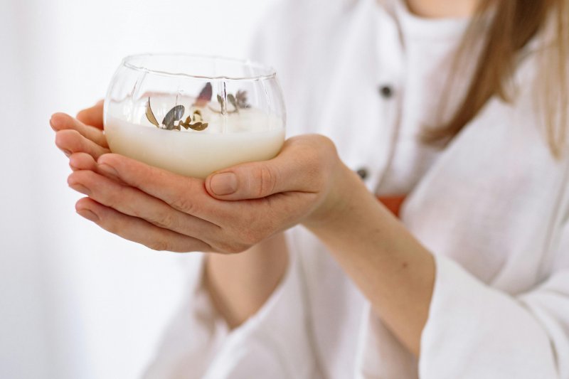 Магия в деталях: Как безопасно и стильно декорировать свечи