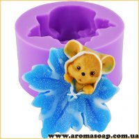 Mouse in maple-leaf silicone mold